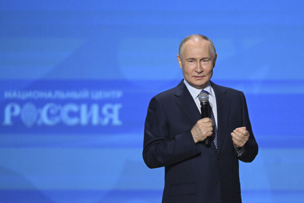 Ucraina, Putin: “Analizzerò proposta di stop attacchi a obiettivi civili”