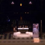 Papa Francesco, la veglia funebre a Notre Dame