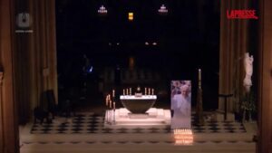 Papa Francesco, la veglia funebre a Notre Dame