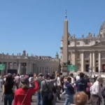 Papa Francesco, piazza San Pietro si prepara ai funerali: maxi schermi e controlli