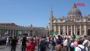 Papa Francesco, piazza San Pietro si prepara ai funerali: maxi schermi e controlli