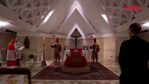 Papa Francesco, la salma nella bara: le prime immagini