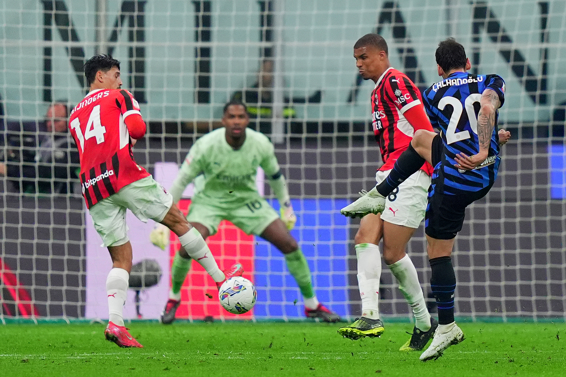 Ascolti Tv ieri 23 aprile, su Canale5 Inter-Milan 6,1 mln e 29.7%