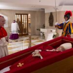 Papa Francesco, le prime immagini della salma. I funerali sabato alle 10 a San Pietro
