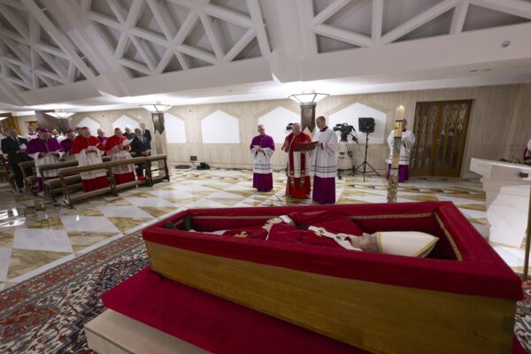 Papa Francesco nella bara