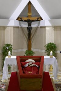 Papa Francesco nella bara