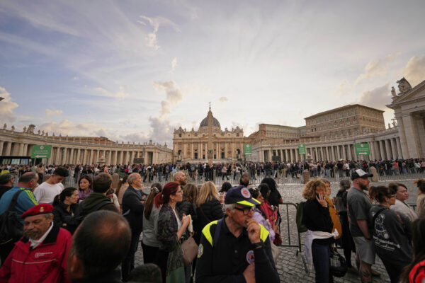 Omaggio a Papa Francesco in San Pietro