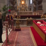 Papa Francesco, la premier Meloni rende omaggio al feretro in San Pietro