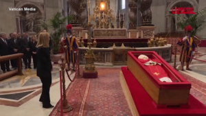 Papa Francesco, la premier Meloni rende omaggio al feretro in San Pietro