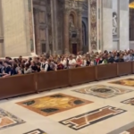 Papa Francesco, l’omaggio dei fedeli a San Pietro: fiume di persone nella basilica