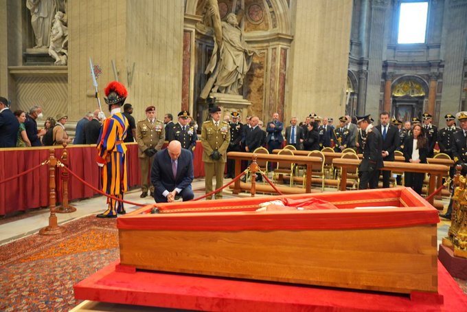 Papa Francesco, l’omaggio dei politici italiani alla salma