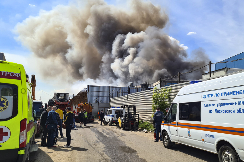 Mosca, scoppia un incendio nel parcheggio del centro commerciale Mosca, scoppia un incendio nel parcheggio del centro commerciale