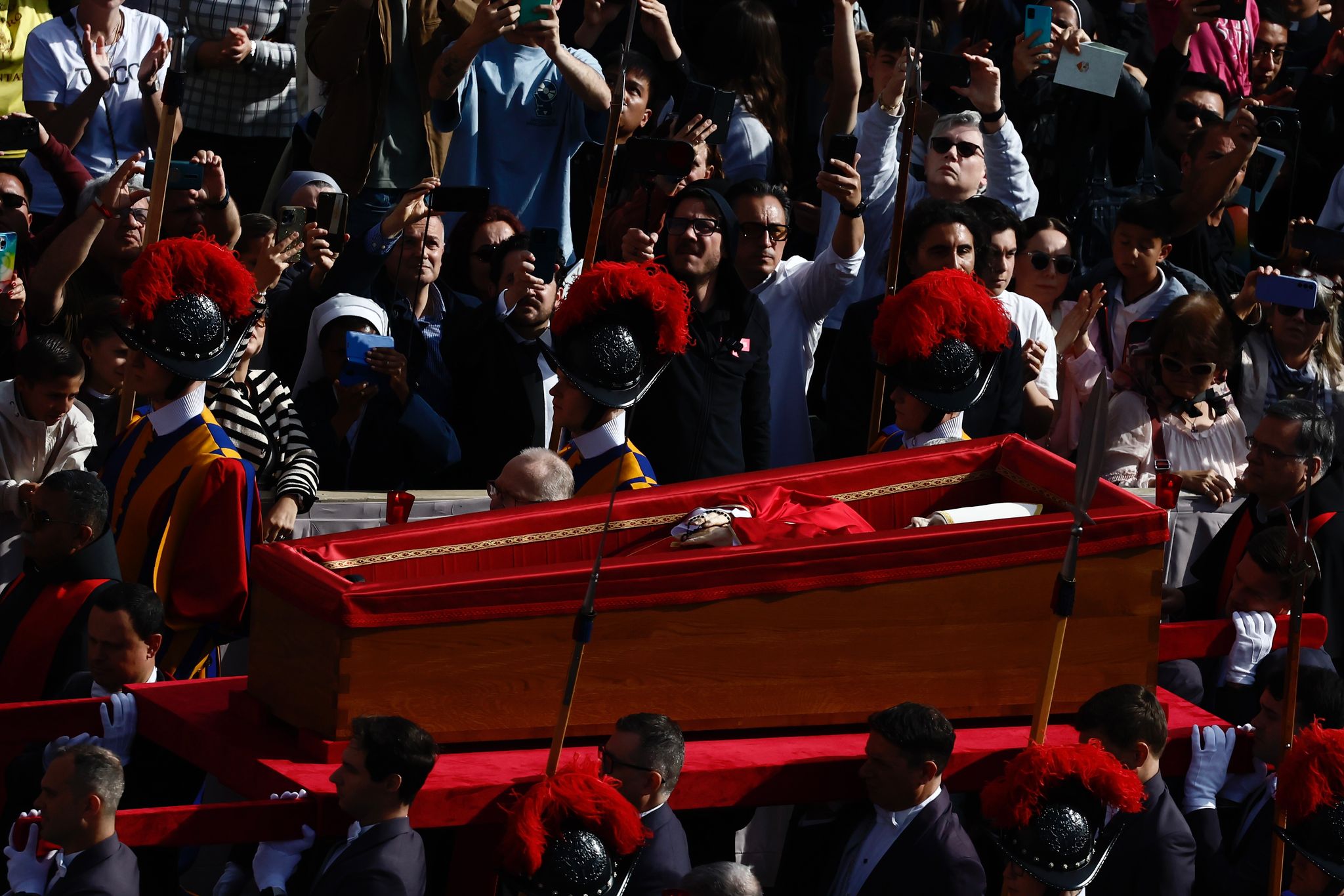 Papa Francesco, la salma trasferita a San Pietro: sabato alle 10 i funerali