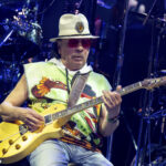 Carlos Santana in ospedale, concerto rinviato in Texas: le condizioni