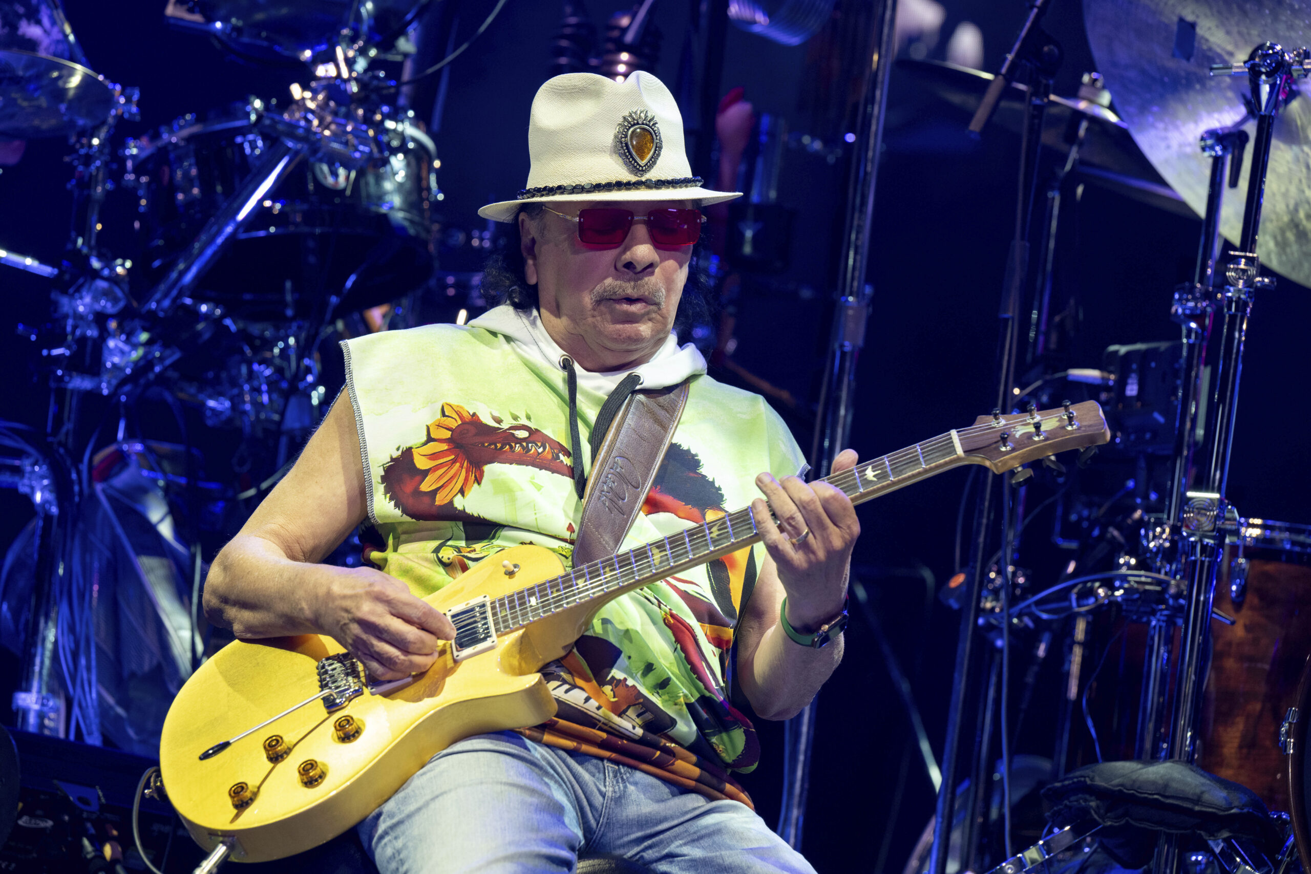 Carlos Santana in ospedale, concerto rinviato in Texas: le condizioni