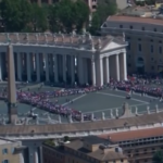 Papa Francesco e l’omaggio dei fedeli: le immagini di Piazza San Pietro dall’elicottero della polizia