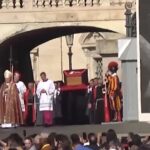 Papa Francesco, la traslazione della salma: il feretro arriva in Piazza San Pietro