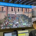 Folla a San Pietro per Papa Francesco, le telecamere nella Sala operativa della Questura di Roma