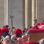 Papa Francesco: il passaggio del feretro in piazza San Pietro