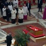Papa Francesco, Suor Genevieve commossa davanti al feretro