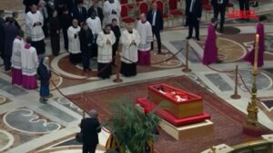 Papa Francesco, Suor Genevieve commossa davanti al feretro