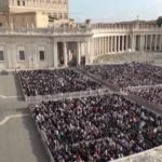 Papa Francesco, l’arrivo del feretro in San Pietro: le immagini dall’alto