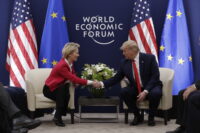 Davos, Donald Trump incontra il presidente della Commissione europea Ursula von Der Leyen