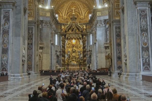 Piazza San Pietro, Attesa di pellegrini per rendere omaggio a Papa Francesco