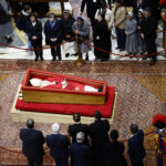 Papa Francesco, la tomba in marmo e la scritta ‘Franciscus’