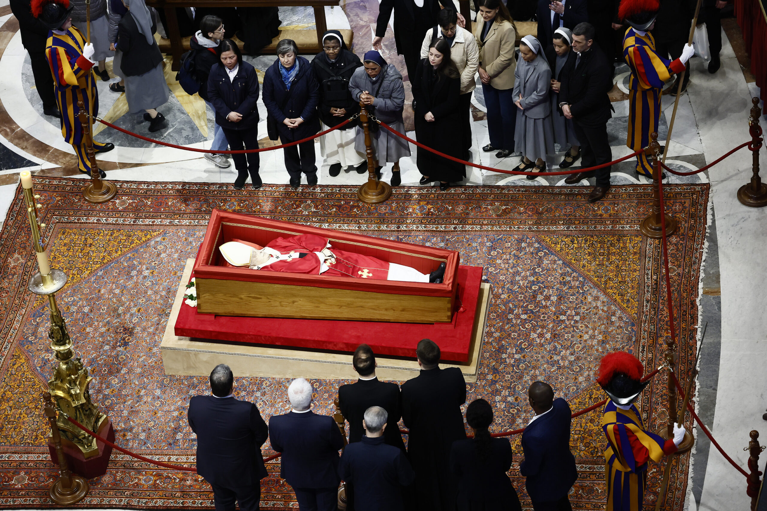 Papa Francesco, la tomba in marmo e la scritta ‘Franciscus’ Papa Francesco, la tomba in marmo e la scritta ‘Franciscus’