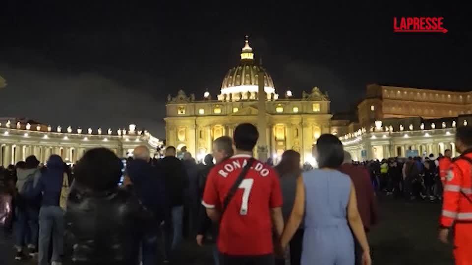 Papa Francesco, l’omaggio dei fedeli a San Pietro: la Basilica aperta oltre la mezzanotte