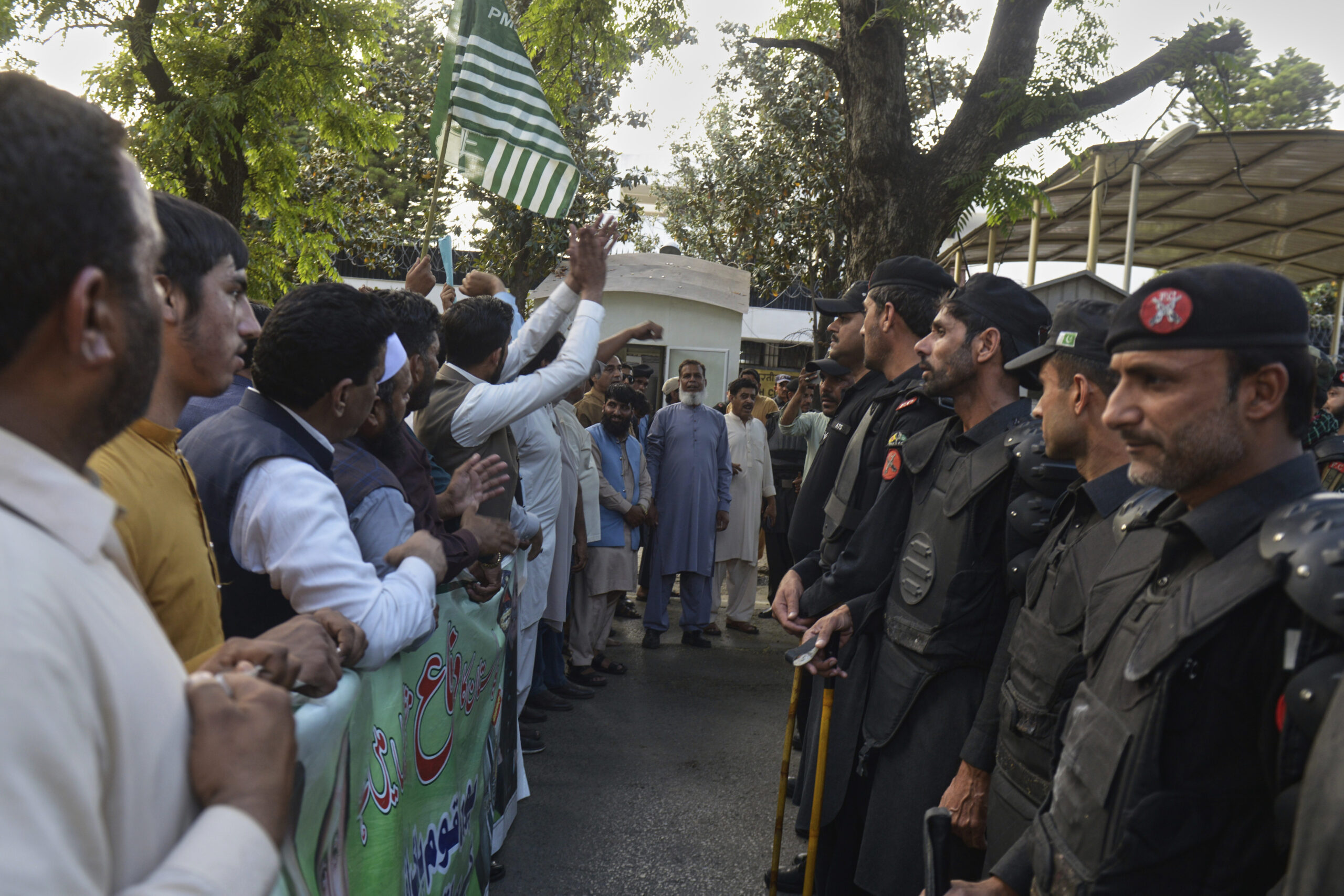 India, tensione con Pakistan dopo l’attacco in Kashmir: spazio aereo chiuso e visti revocati