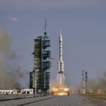 La Cina lancia la navicella Shenzhou 20 con 3 astronauti a bordo