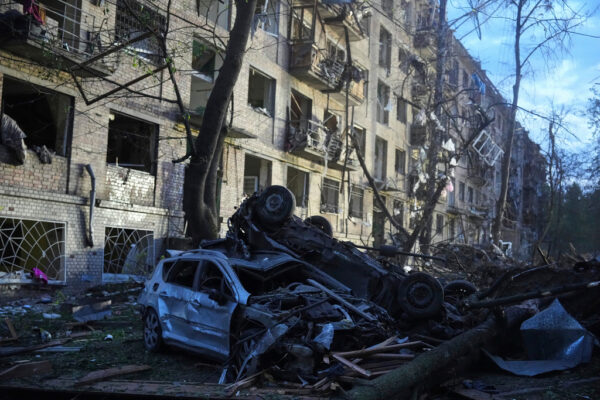 Ucraina, attacco russo su Kiev: 9 morti e almeno 60 feriti. Trump: “Putin fermati”