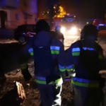 Ucraina, attacco russo su Kiev: i soccorritori scavano tra le macerie