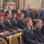 Papa Francesco, delegazione della Roma rende omaggio al feretro in San Pietro