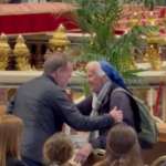Papa Francesco, Suor Genevieve torna a pregare sul feretro del Pontefice