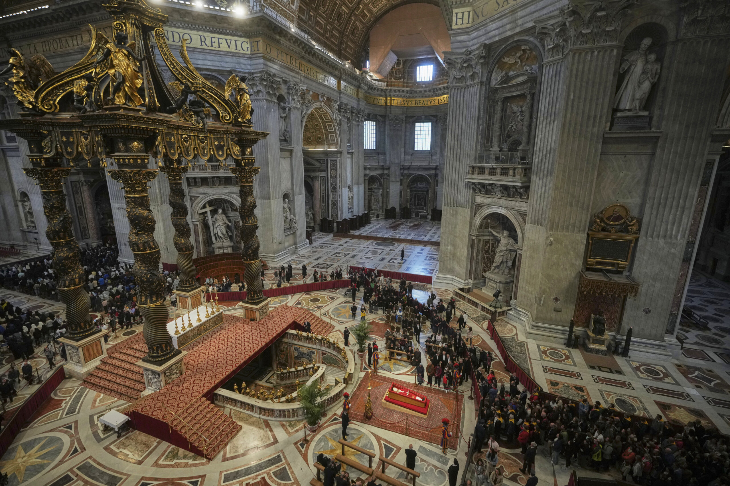 Papa Francesco, oltre 90mila fedeli per omaggio a Bergoglio. Oggi la chiusura della bara Papa Francesco, oltre 90mila fedeli per omaggio a Bergoglio. Oggi la chiusura della bara