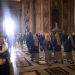 Papa Francesco, arrestati 8 borseggiatori di pellegrini in San Pietro