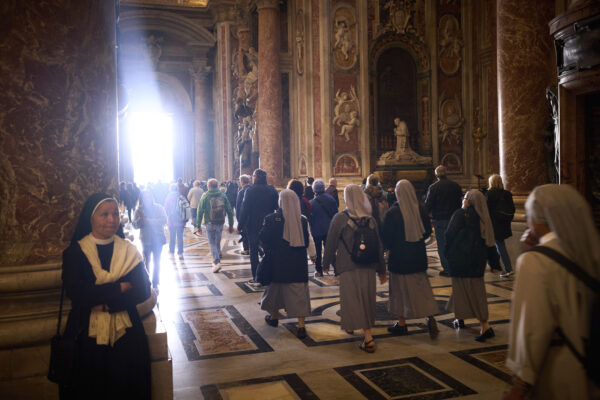 Piazza San Pietro, Attesa di pellegrini per rendere omaggio a Papa Francesco