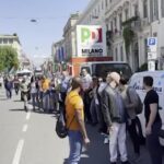 25 Aprile, a Milano centri sociali contestano e bloccano furgone Pd