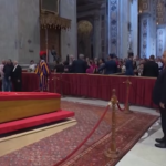 Papa Francesco, Orban e Lula rendono omaggio a feretro
