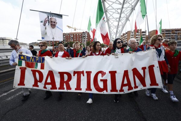 25 aprile, Meloni e Mattarella all’Altare della Patria. Tensioni a Milano e Roma, a Bergamo agenti feriti