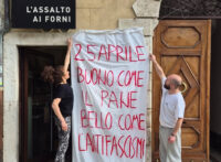 Lo striscione esposto dalla panetteria antifascista di Ascoli Piceno in occasione del 25 Aprile