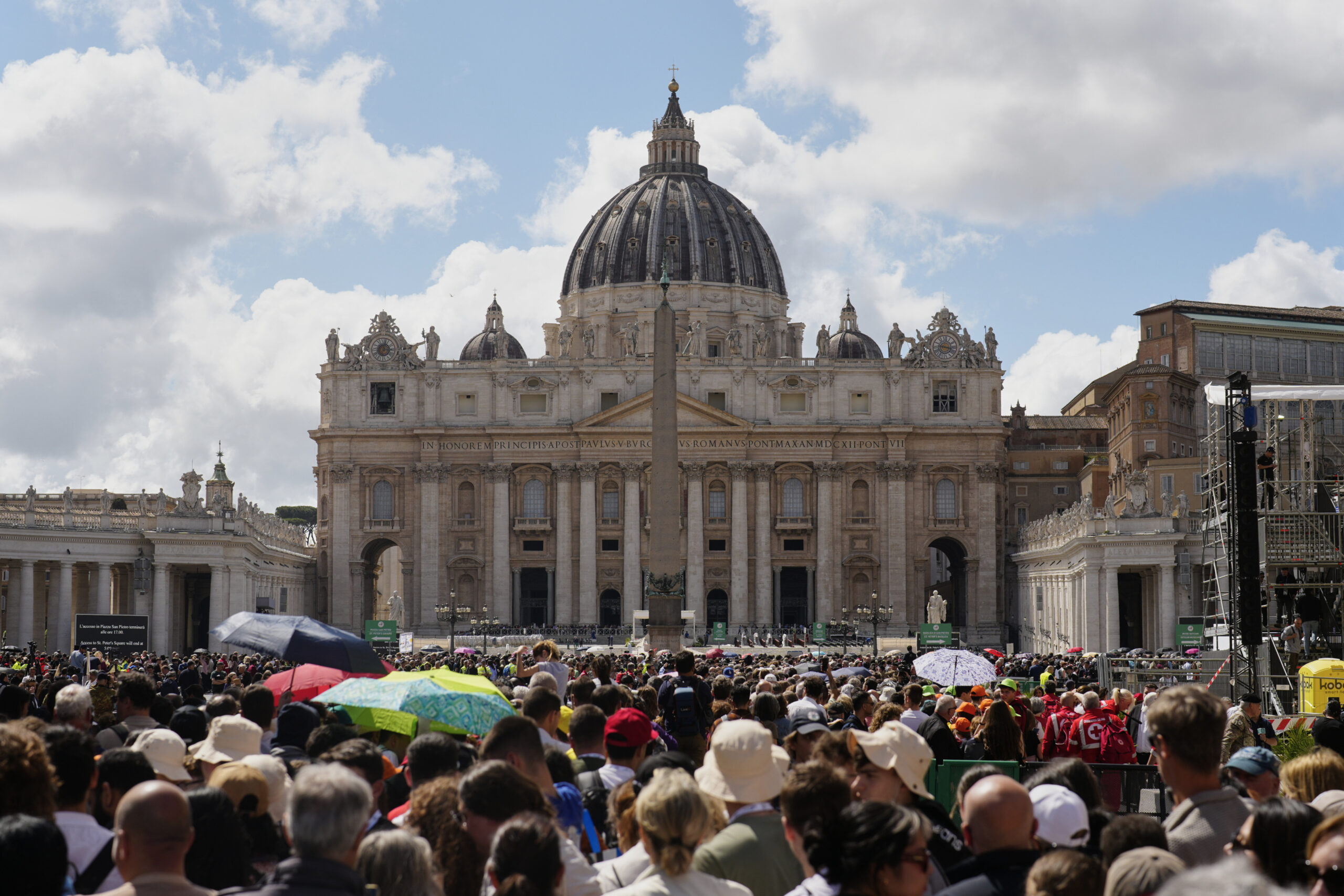 Papa Francesco, 250mila persone a San Pietro per l’omaggio al Pontefice
