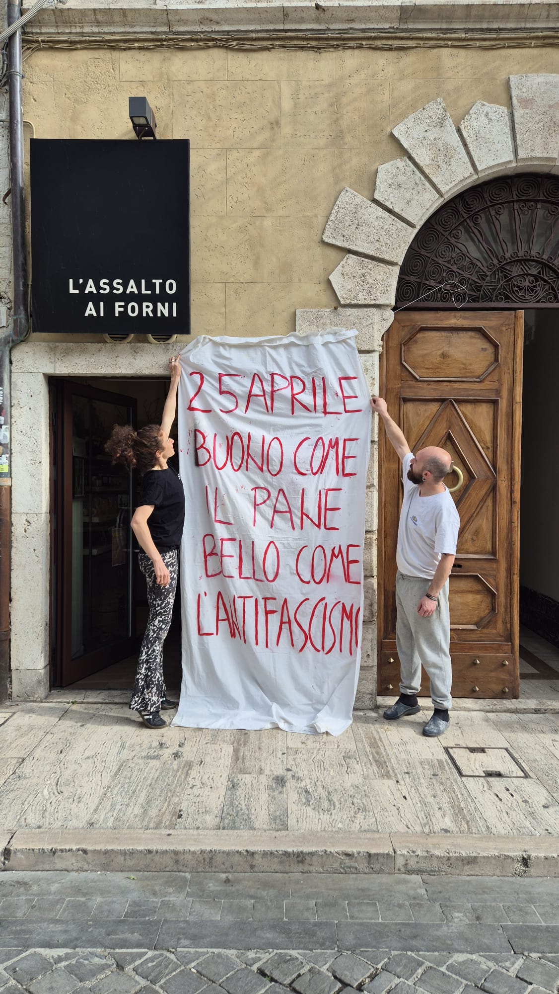 Ascoli Piceno, appende uno striscione per il 25 aprile fuori dal panificio: identificata dalla polizia