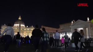 Papa Francesco, a San Pietro fedeli di nuovo in coda anche di notte