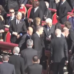 Funerali Papa Francesco, la stretta di mano tra Mattarella e Milei