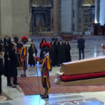 Funerali Papa Francesco, Trump e Melania davanti al feretro di Bergoglio