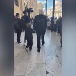 Funerali Papa Francesco, Julian Assange a passeggio col figlio